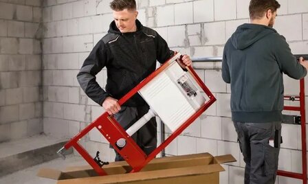 hangend toilet, inbouwframe en mat chroom bedieningspaneel.