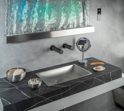 Sanela wandkraan, zwart, opbouw, voor koud of voorgemengd water, 24 V DC