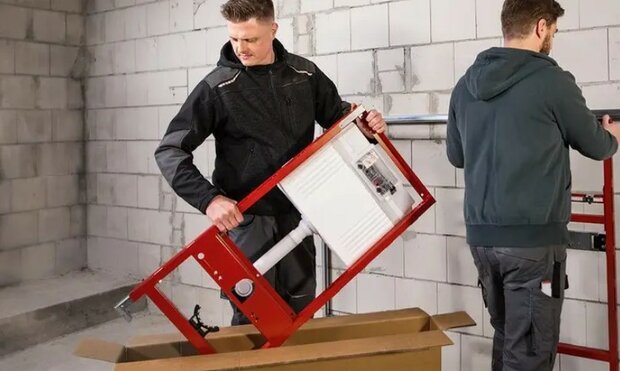 hangend toilet, inbouwframe en mat chroom bedieningspaneel.