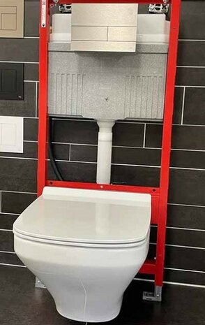 hangend toilet, inbouwframe en mat chroom bedieningspaneel.